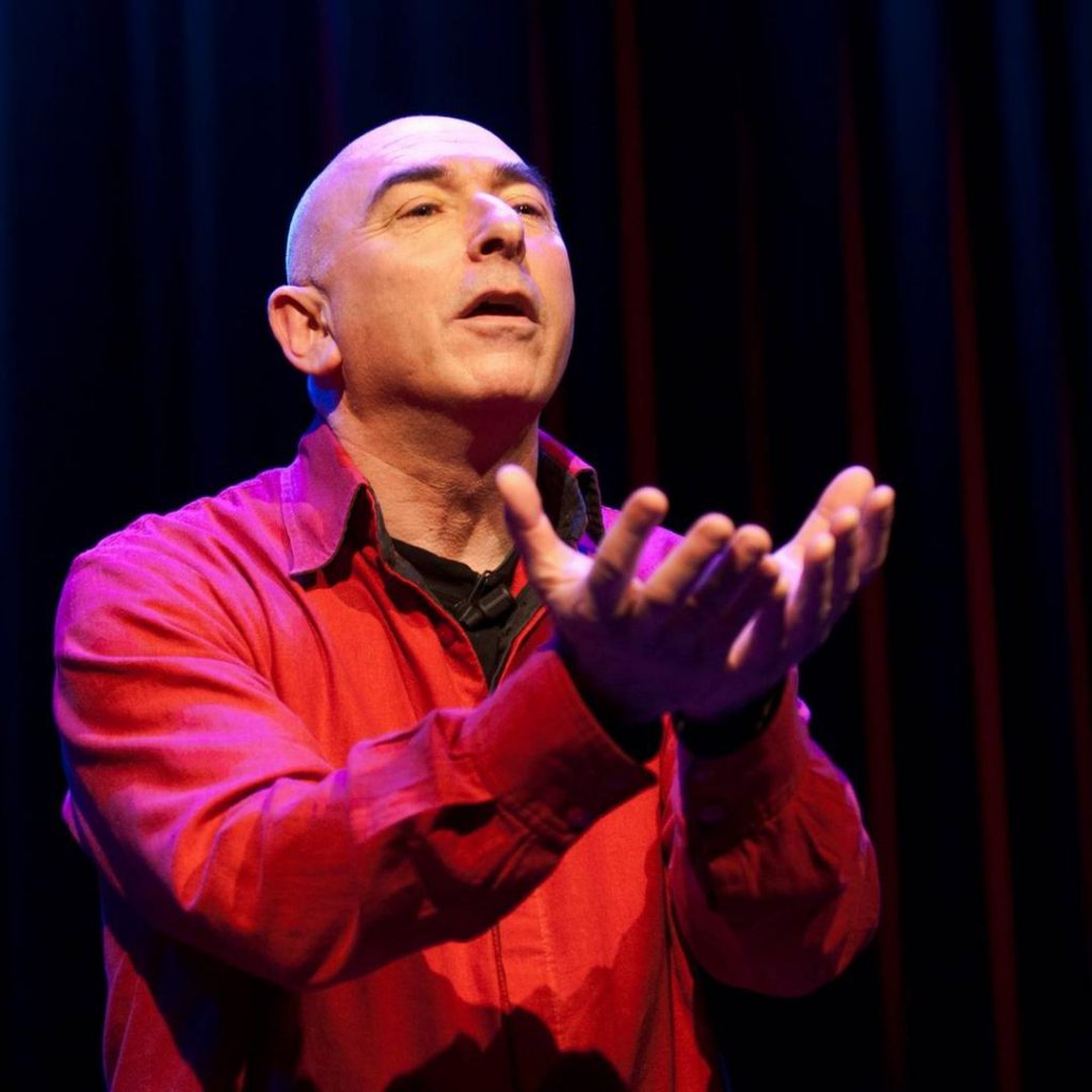 Laat je meevoeren door Karel's Amsterdamse verhalen, die muzikaal worden omlijst door violiste Josje ter Haar, vrijdag 5 november 2021 vanaf 20:00 uur