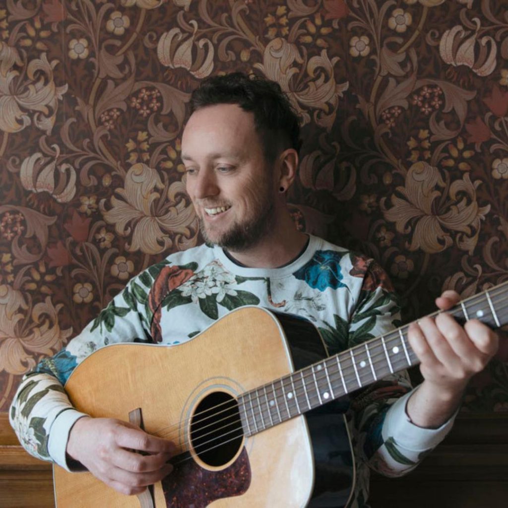 Singer-songwriter Marinus de Goederen speelt liedjes van nostalgische schoonheid.
Zaterdag 30 oktober 2021,  21:30 - 22:30 uur