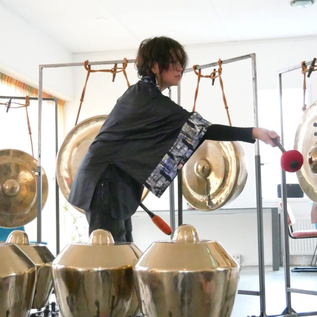 De Nederlands-Indonesische componist/musicus Sinta Wullur brengt haar muziek ten gehore in en rondom het Ramses Shaffy Huis. 18 juni 2022 vanaf 13:00 uur