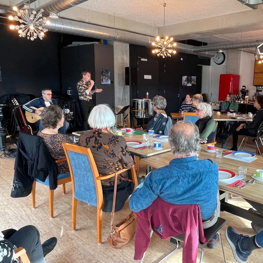 Amsterdamse verhalen en liedjes door zanger Daan Bartels en gitarist Maurice Couvée tijdens een Amsterdamse lunch door kok Willemien Schipper.
Zondag 9 oktober 2022 om 12.00 uur