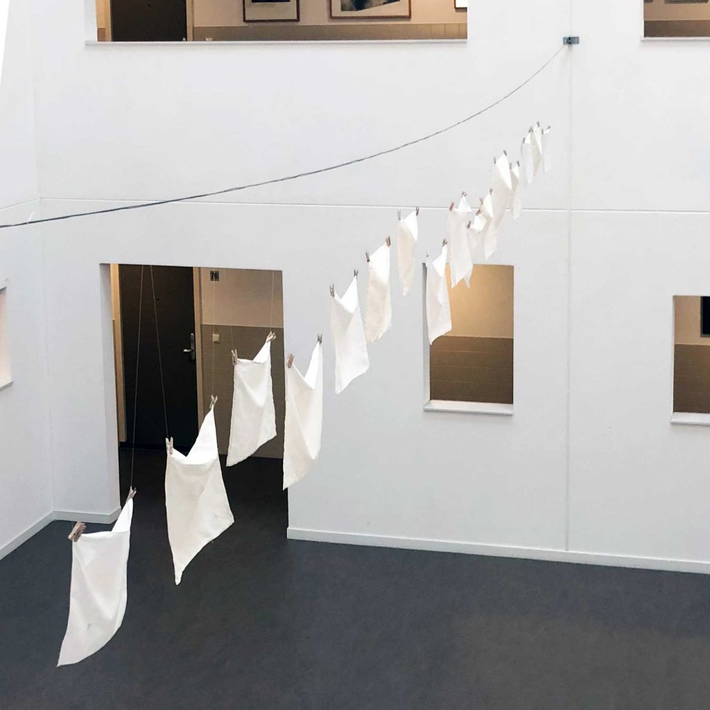 Expositie in het kleine Atrium van het Ramses Shaffy Huis. Een waslijn vol witte zakdoekjes voor een mooie lichte zomer. Vanaf 17 juni 2022.