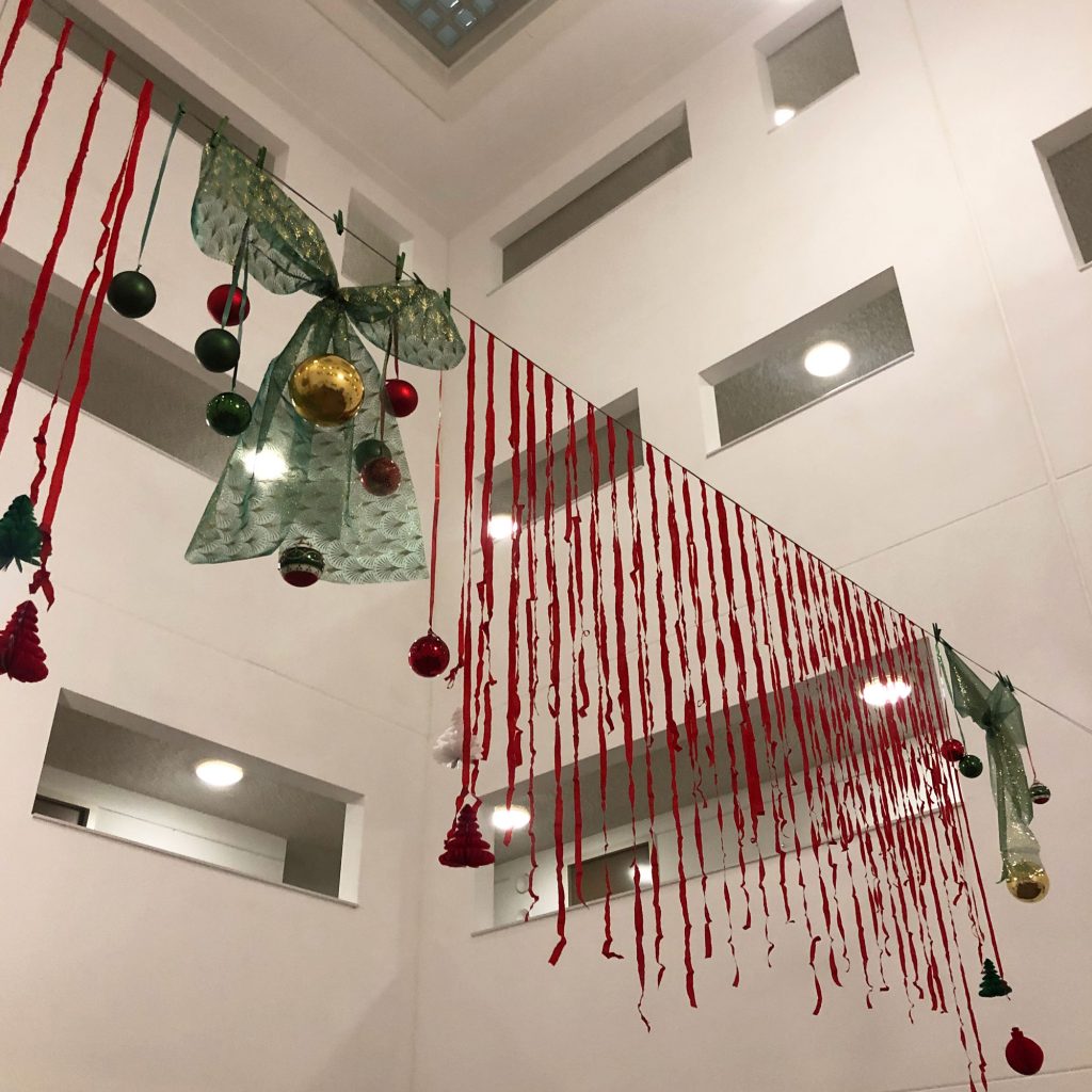 Kerst waslijn in het Kleine Atrium van het Ramses Shaffy Huis, 10 december 2022 t/m 6 januari 2023