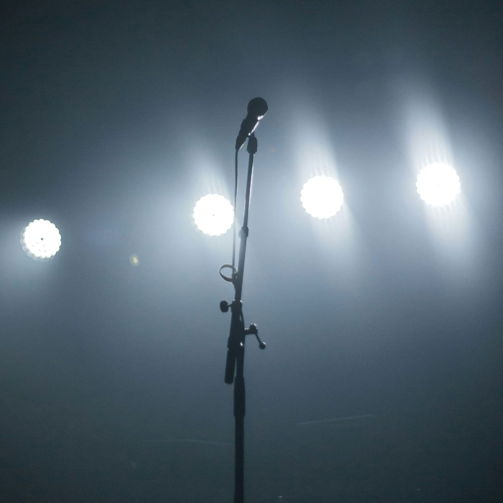 Bij deelname aan een open microfoon komt veel kijken. Hoe bereid je je het beste voor? Heb je de goede bladmuziek mee? Wat als het niet in jouw toonsoort staat? Workshop door Oscar Rodenburg op 25 september aanvang 19:30 uur.