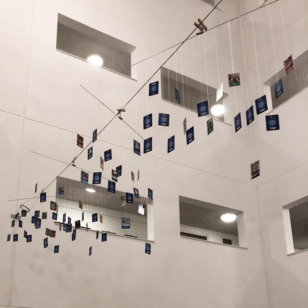 Mijn oog viel erop. Toen ik het wilde pakken zag ik…  Deze cryptische tekst is ontstaan doordat Madeleine in de hal van het Shaffyhuis een plastic tasje vond met daarin minstens 10.000 kleurrijke speelkaarten, de inspiratie voor een nieuwe Waslijn. vanaf december 2024