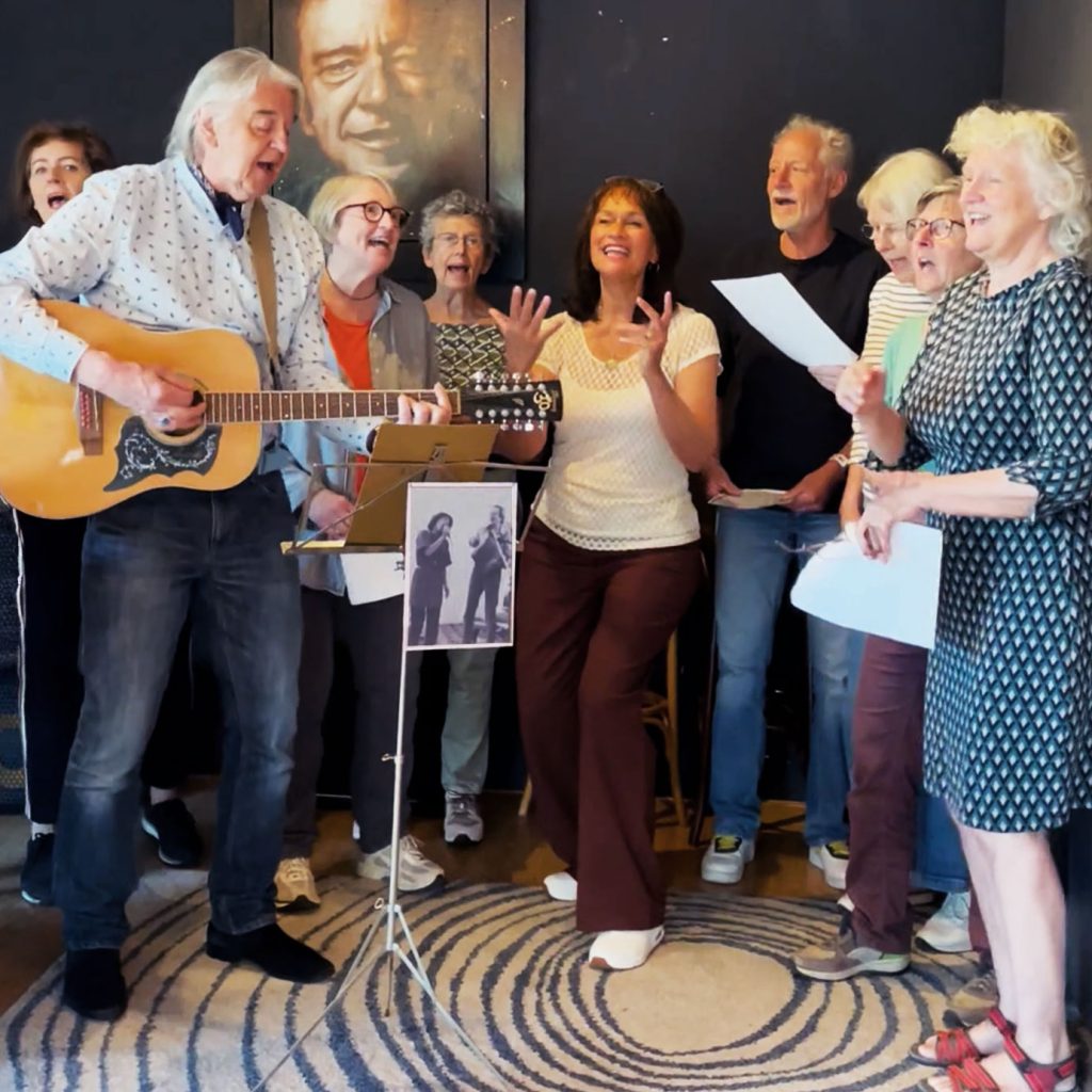 Voor iedereen die van zingen houdt en van het repertoire van Ramses Shaffy en Liesbeth List in het bijzonder. Maandagochtend  15 december 2025 en 5, 12, 19 en 26 januari 2026. Onder leiding van zangeres Astrid Seriese