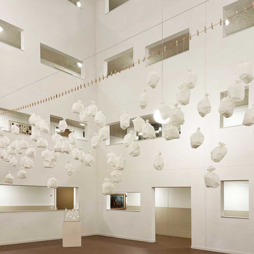 In het kleine atrium van het Ramses Shaffy Huis presenteren Madeleine van Drunen en Marie Vink hun nieuwe Waslijn: Luchtledig. Vanaf november 2025