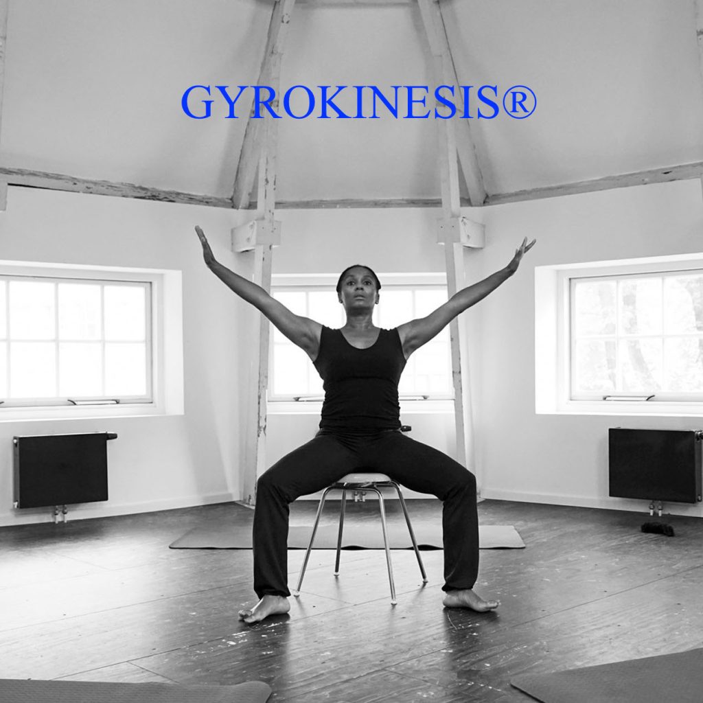 Yoga, Tai Chi, dans, zwemmen, turnen en roeien in een flow. Iedere dinsdag- en zaterdagochtend in het kleine atrium van het Shaffyhuis